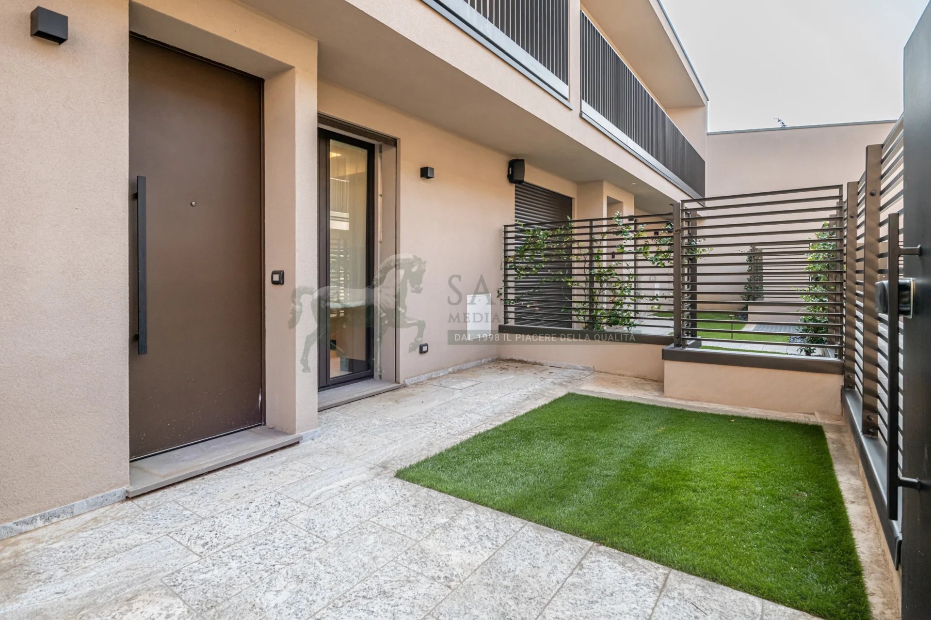 VILLA A SCHIERA